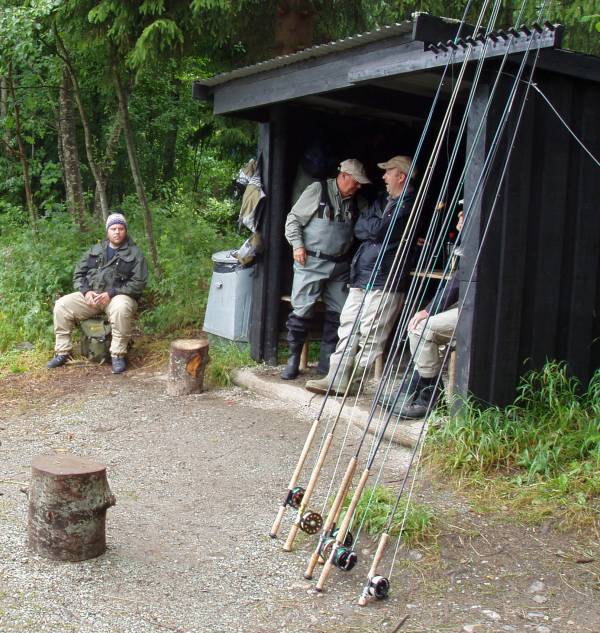 En times ventetid på fiskeplasser i Gaula!